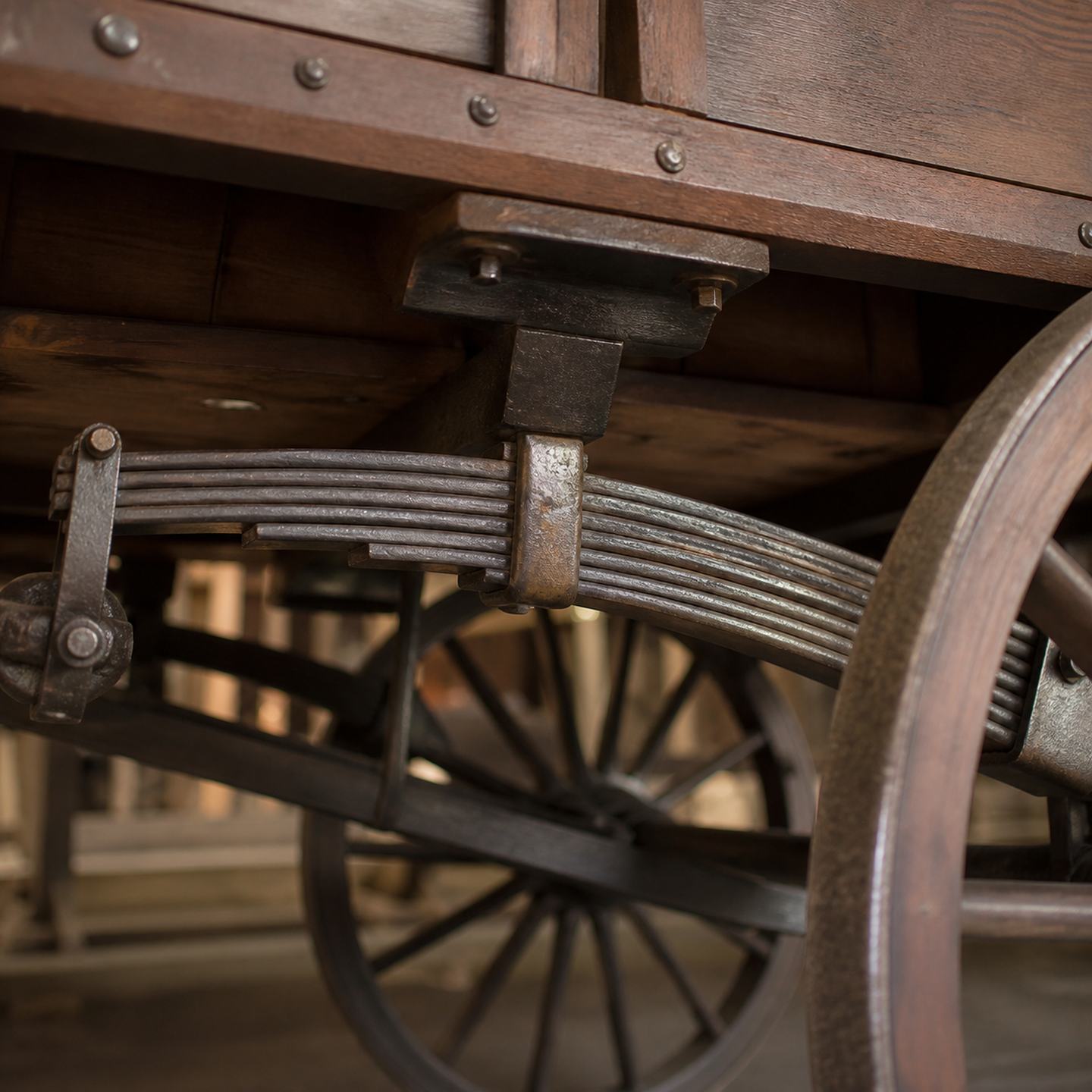 Detail der mehrlagigen Blattfederung unter einem historischen Kutschenwagen. (KI-generiert)