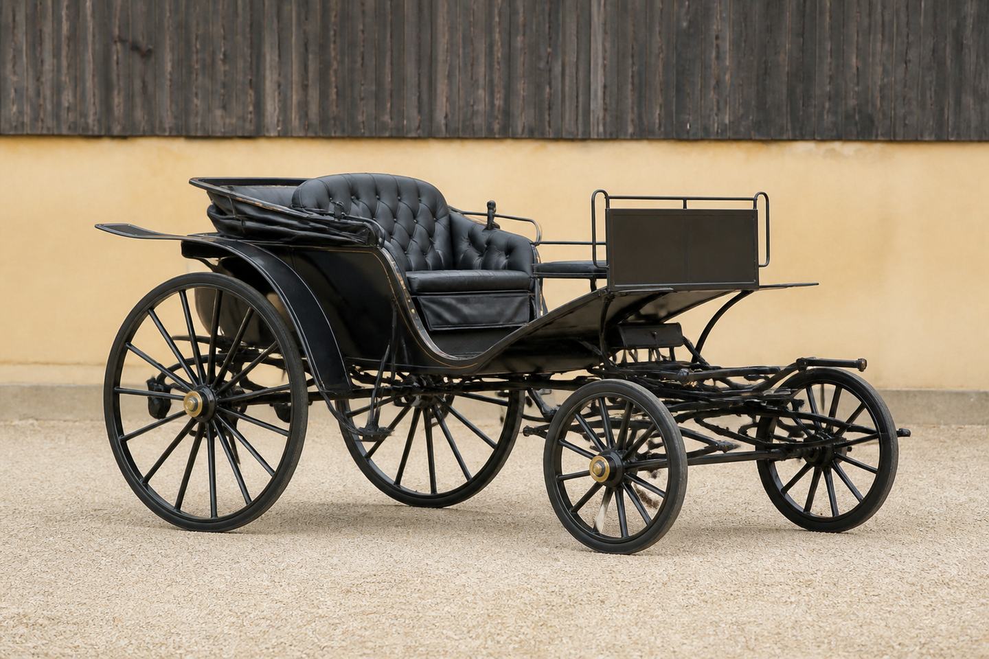 Offener Phaeton in seitlicher Dreiviertelansicht vor einer Scheunenwand. (KI-generiert)